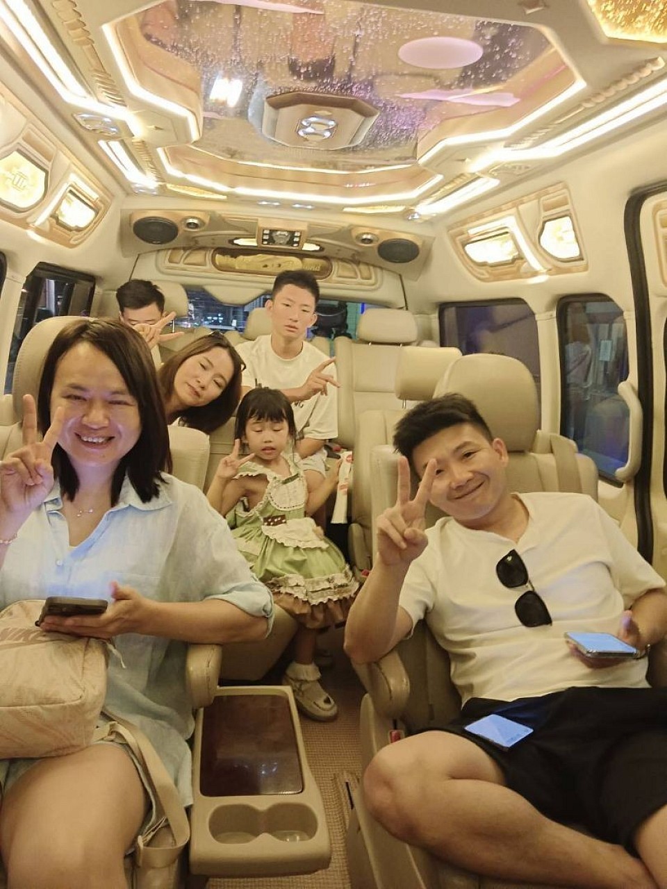 เหมารถตู้ พร้อมคนขับ